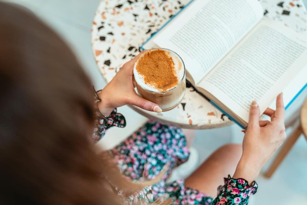 ¿Cuáles son las tendencias de color más de moda para accesorios?